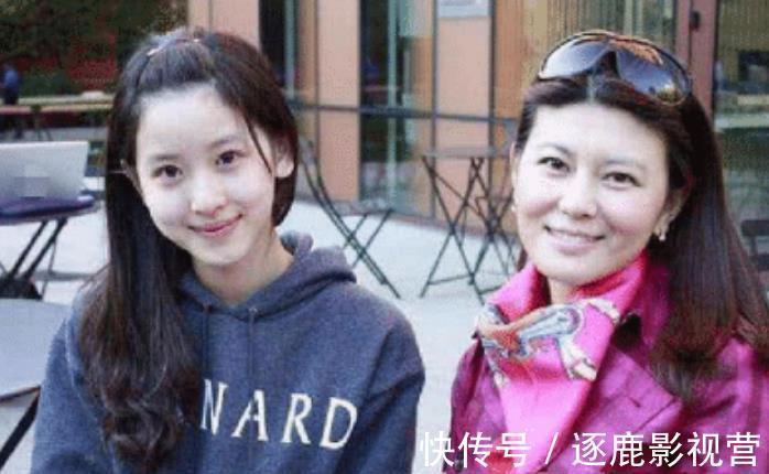 奶茶妹妹|比刘强东只大5岁的丈母娘长啥样?当看到全家福后,网友:我自闭了