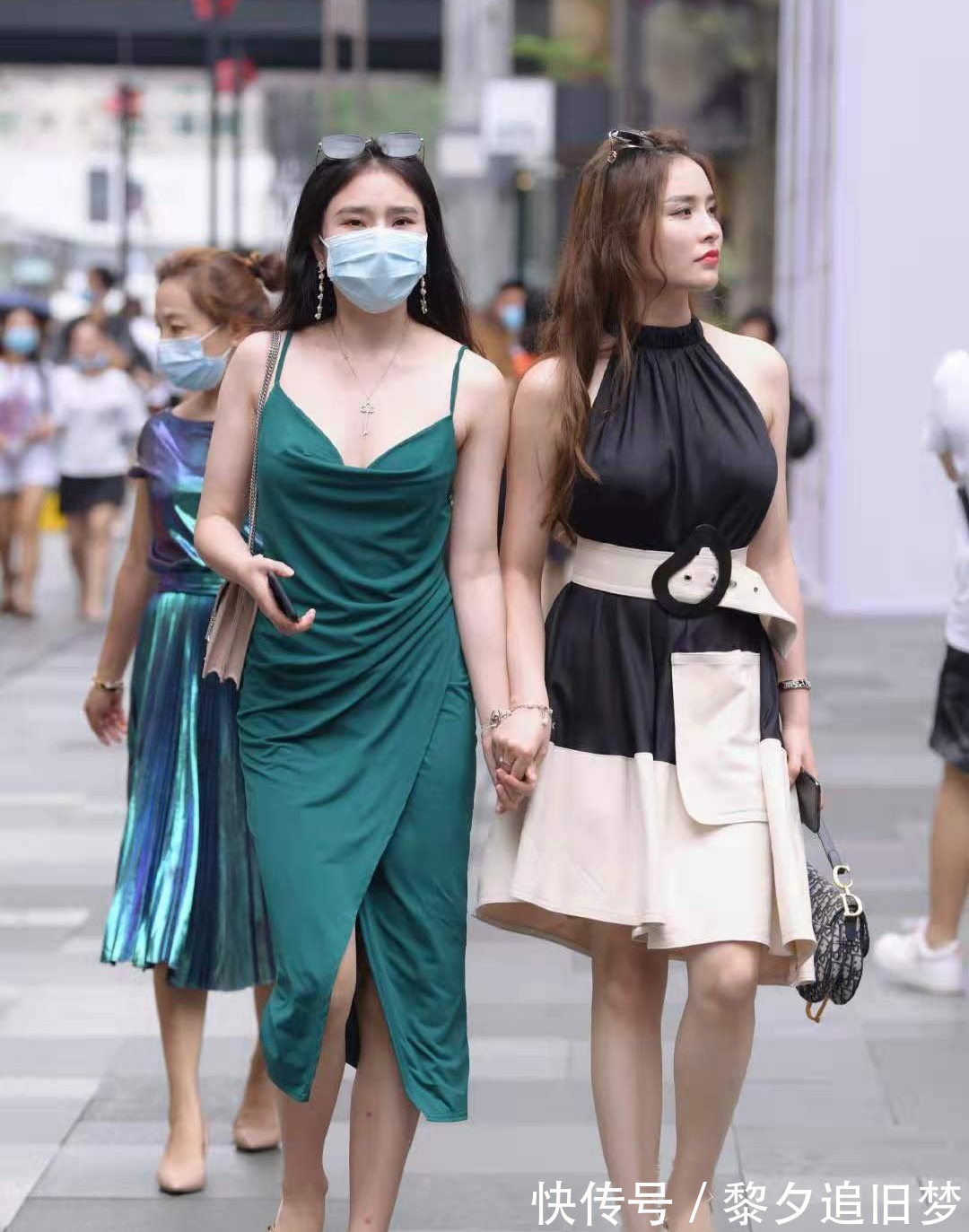 vivian 夏季不会穿连衣裙看看这两位小姐姐的穿搭，清爽干净又显气质