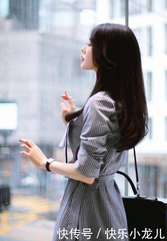 别致的条纹裙,细条纹能修饰身材,稳重不失俏皮