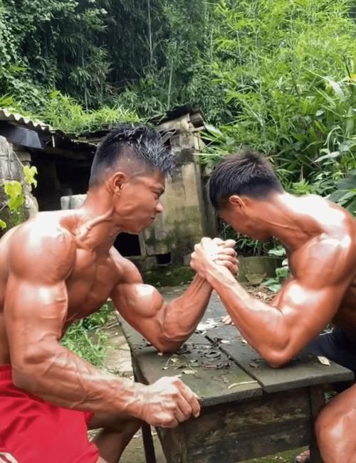 农村|这位从农村里走出来的肌肉男，到底什么水平？