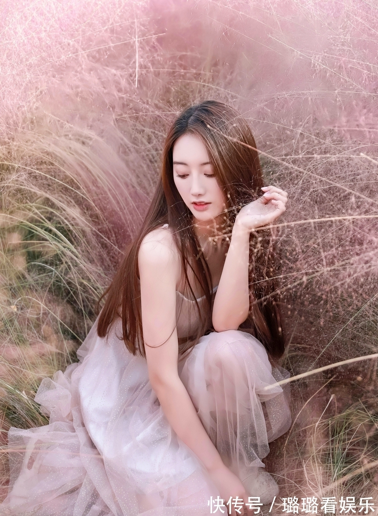 步云#七绝·十首丨潭里落霞随梦碎,侧身挥袖步云归