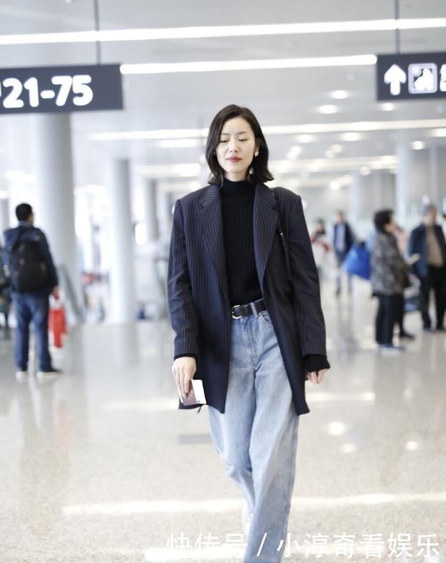 今年冬天火了一种穿法,叫“外套+老爹裤”,承包你一整季的时髦