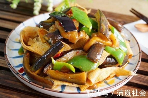 炒茄子不要先放油，大厨教你一招，无论怎么炒都不发黑，也不油腻