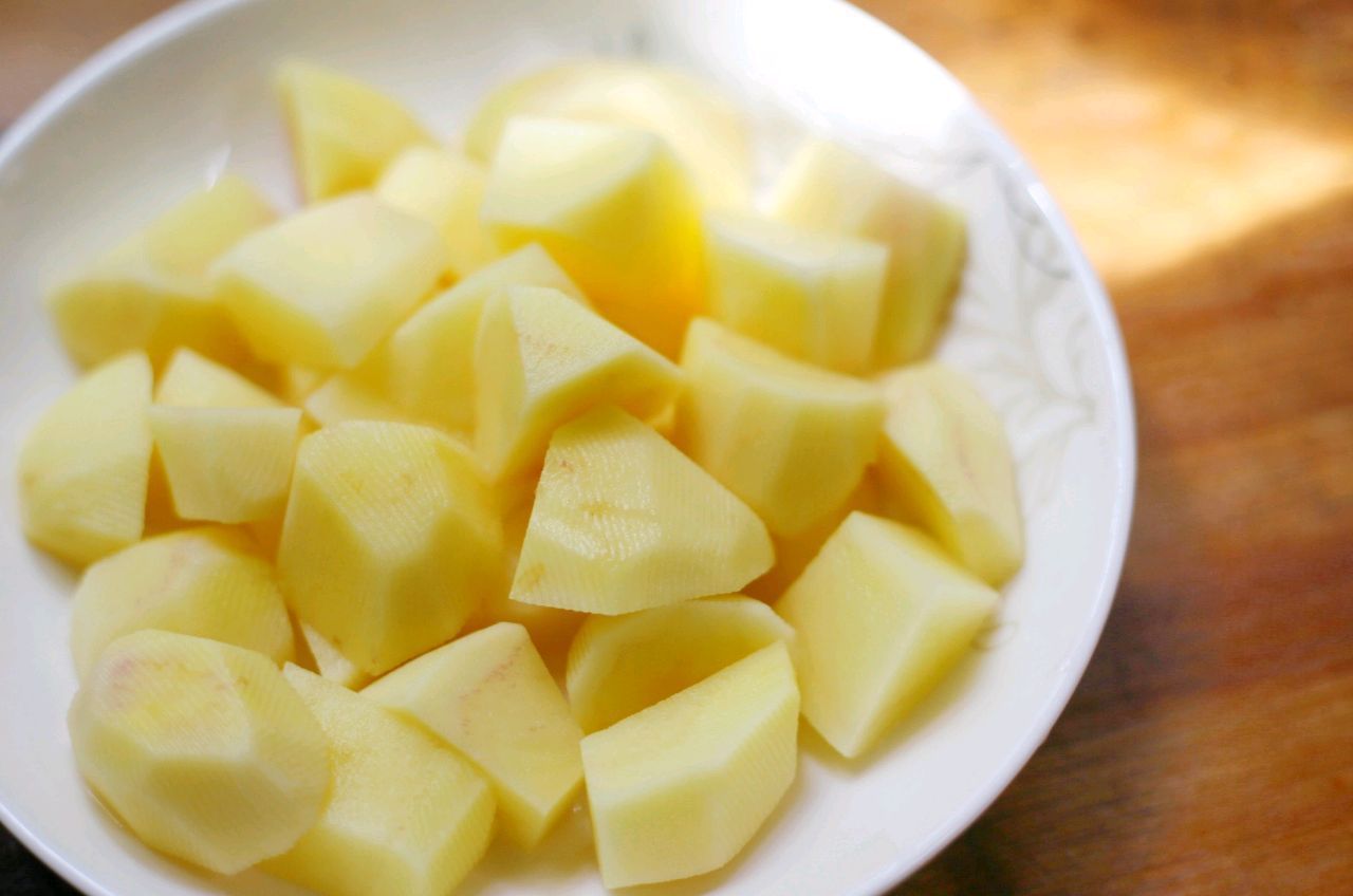 土豆别总炖了，做成奶香土豆饼，松软香甜，孩子很喜欢吃