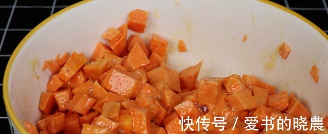 红薯切成丁，打2个鸡蛋，简单一做，就能做的酥脆香甜，太棒了！