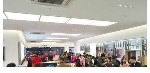 实体店|实体店或进入“衰退时代”？多家店铺关闭改行，为什么？
