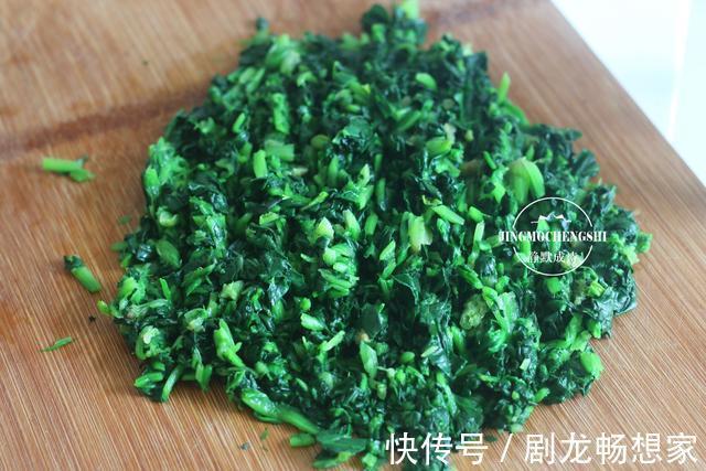我家最爱的菠菜吃法,不炒也不拌,又香又软,一次一斤不够吃