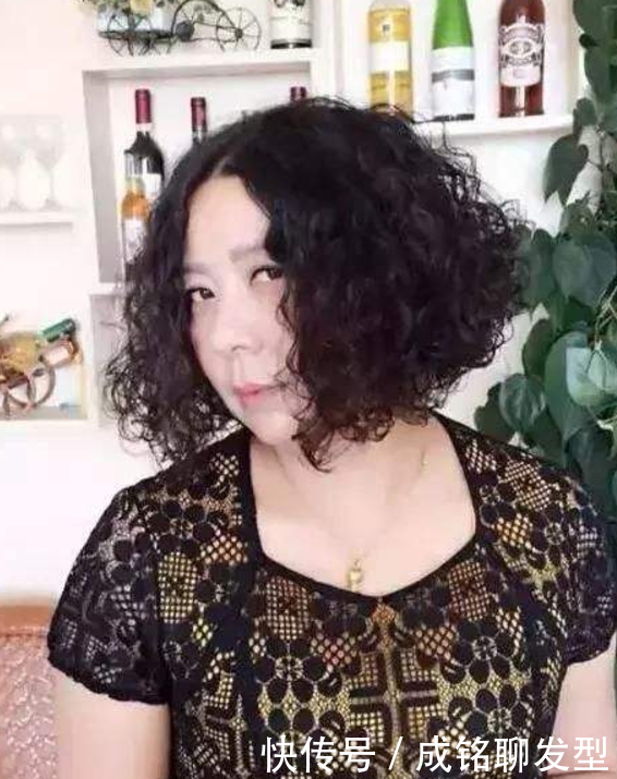 五十岁女人要避开三款发型，第一款显老，第二款显胖，第三款显黑