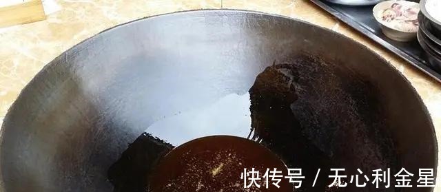 一家10口去吃柴火鸡,一共花了268元,结账时多花了很多钱!