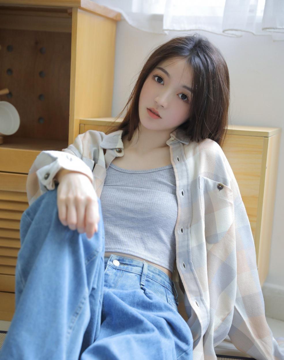 花季少女告诉你什么是清纯的性感，吊带背心牛仔裤穿出不一样的美