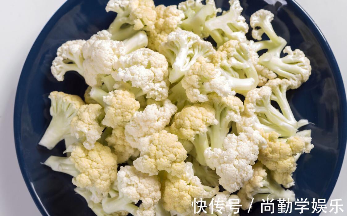 炒花菜,先焯水还是先过油?都不对,教你一招,花菜香脆又入味