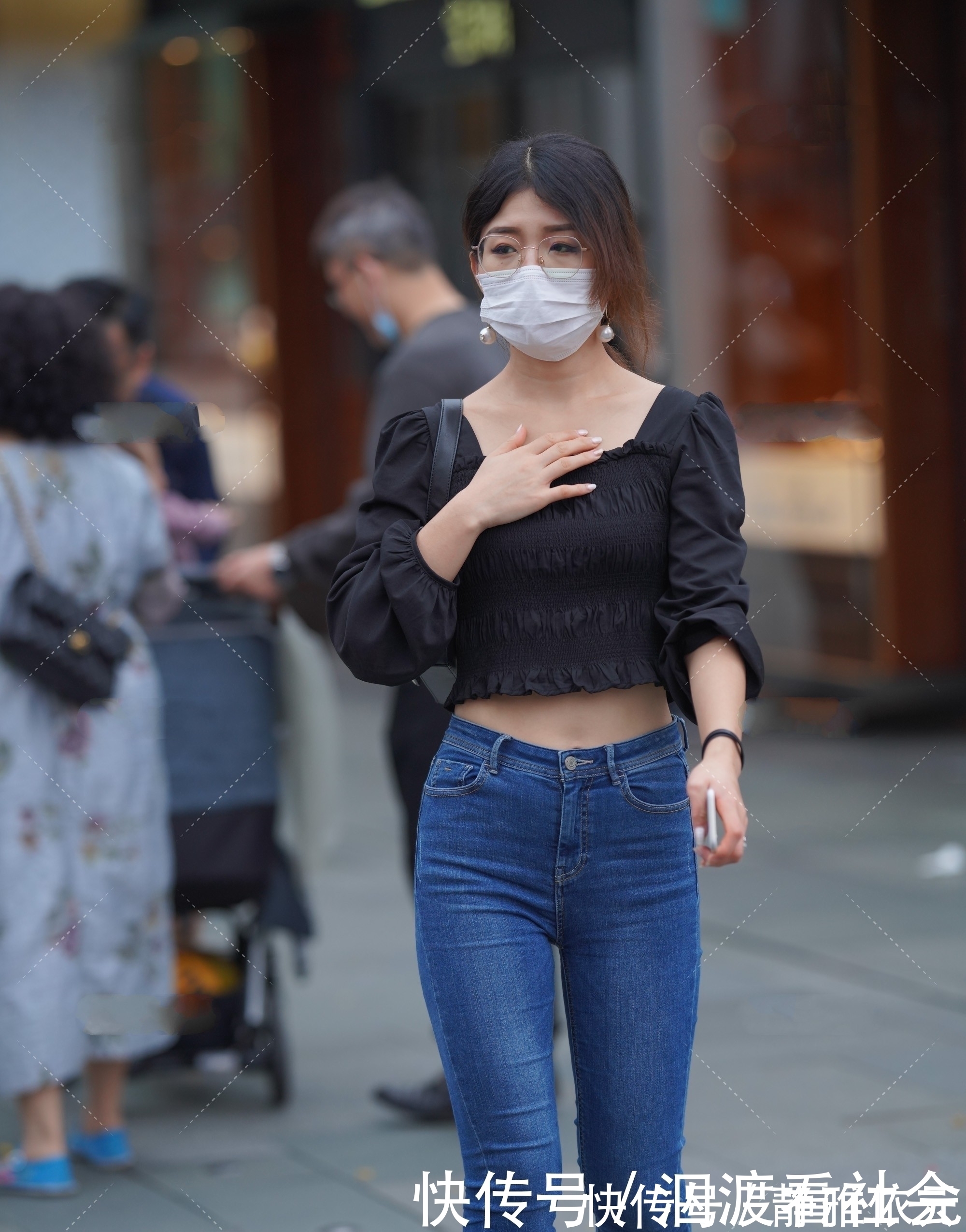 长袖 方领长袖搭配牛仔裤,穿起来舒适又随意,休闲百搭