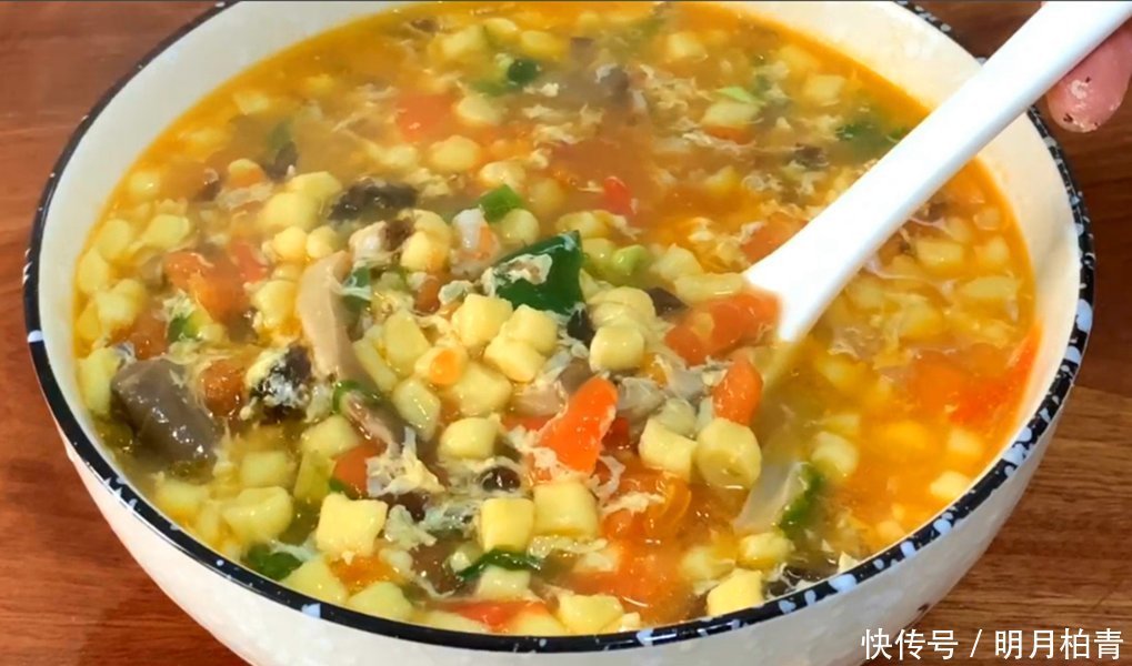 做疙瘩汤时,别用筷子搅了,学会1个技巧,个个圆溜溜,太好喝了