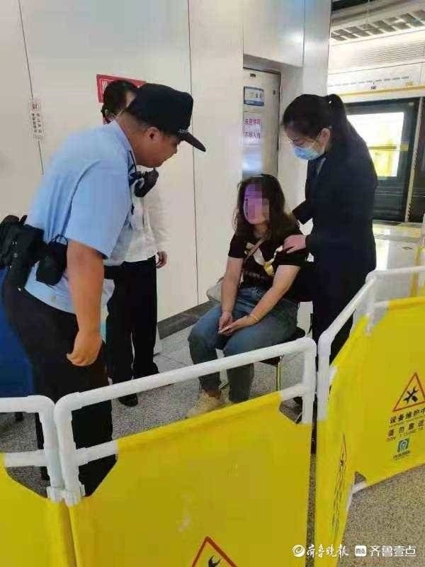 列车|济南地铁女子突发癫痫晕倒，警方及时展开救援