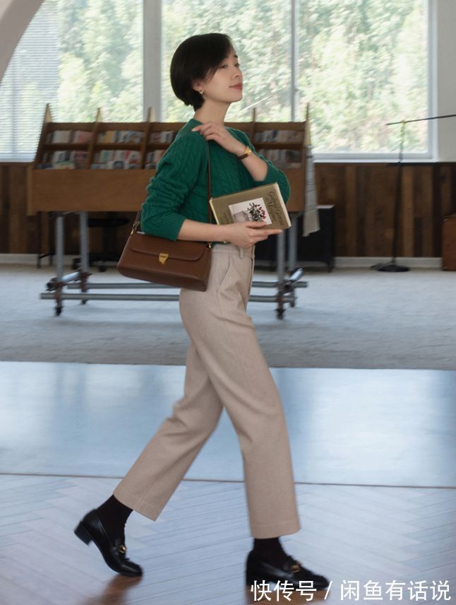 耐磨性|难怪小脚裤失宠了,现在中年女人爱穿“阳离子裤”,百搭又显气质