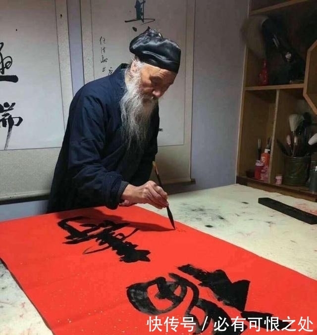 任法融德高望重,现场写书法!网友:太吓人,还是修你的道教吧!