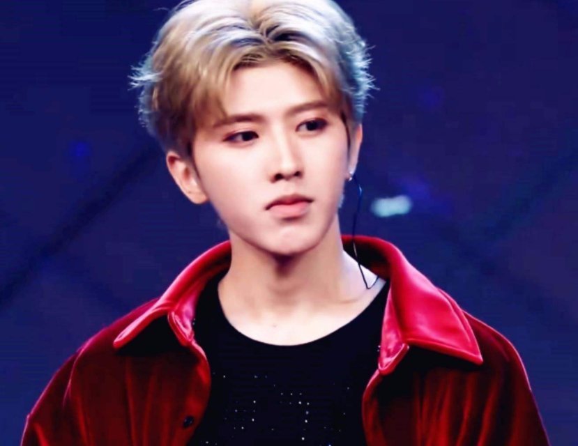 頂流|蔡徐坤速度有多快?鏡頭前“快到模糊”,網(wǎng)友:頂流走路都帶風(fēng)