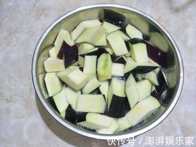 大厨|炒茄子时，切记不要先倒油，大厨教你饭店做法，茄子不喝油不发黑