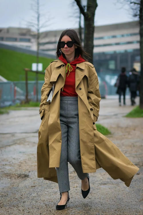 今春穿什么颜色好看？最显高级的“杏色＋墨灰”配色，错过很遗憾