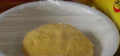  花生米别油炸了，教你1个健康吃法，加一碗玉米面，出锅就抢光