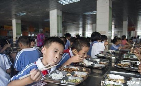 午饭|学生午饭一口未动,就被食堂大妈整盘抢走,学生整天都饿肚子