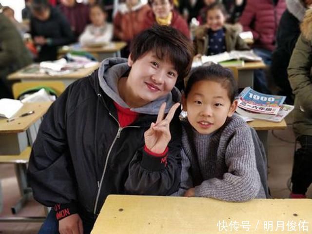 衣服|妈妈穿新衣被老师请出家长会,看清上面的字,网友:没文化真可怕