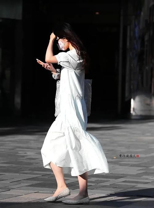 鞋子|街拍：浅口平底鞋美女，掩饰不住的轻熟风