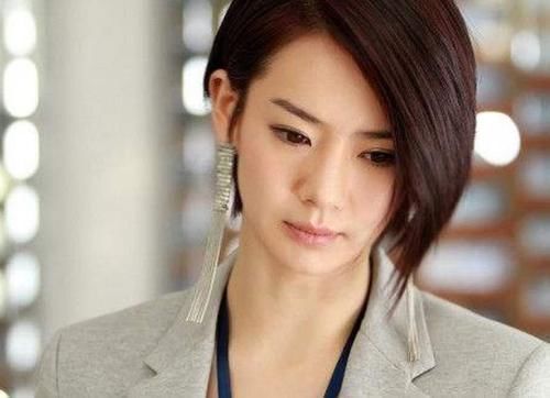 |搞笑外国人:长头发和长指甲的小烦恼!方便或美丽