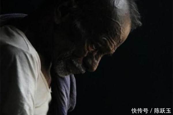 符合|脑科专家:用这个姿势睡觉的人,患老年痴呆的几率较低,你符合吗