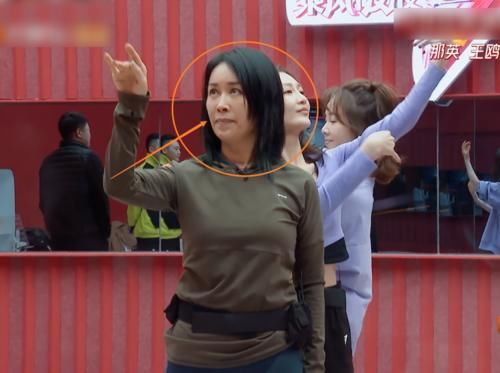 那英对自己的舞蹈很自信，迫不及待给导师展示，却被毫不留情吐槽