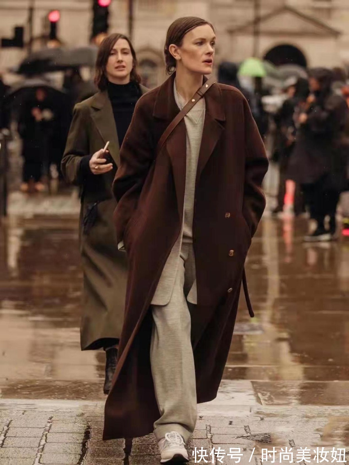 大衣 最近火了一种穿搭,叫“大衣+球鞋”,减龄洋气又显气质