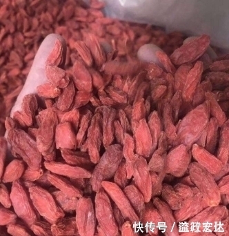 营养师|睡前吃“枸杞”赛人参是真的吗?很多人想错了,营养师告诉你真相