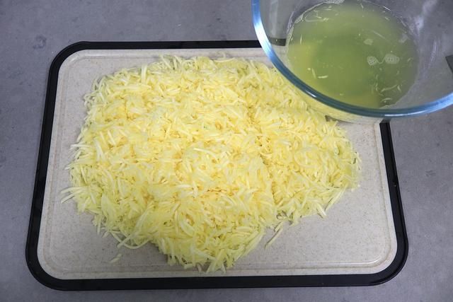 1锅南瓜馅包子2种吃法,软嫩酥嫩让人惊喜,老妈夸我真会吃