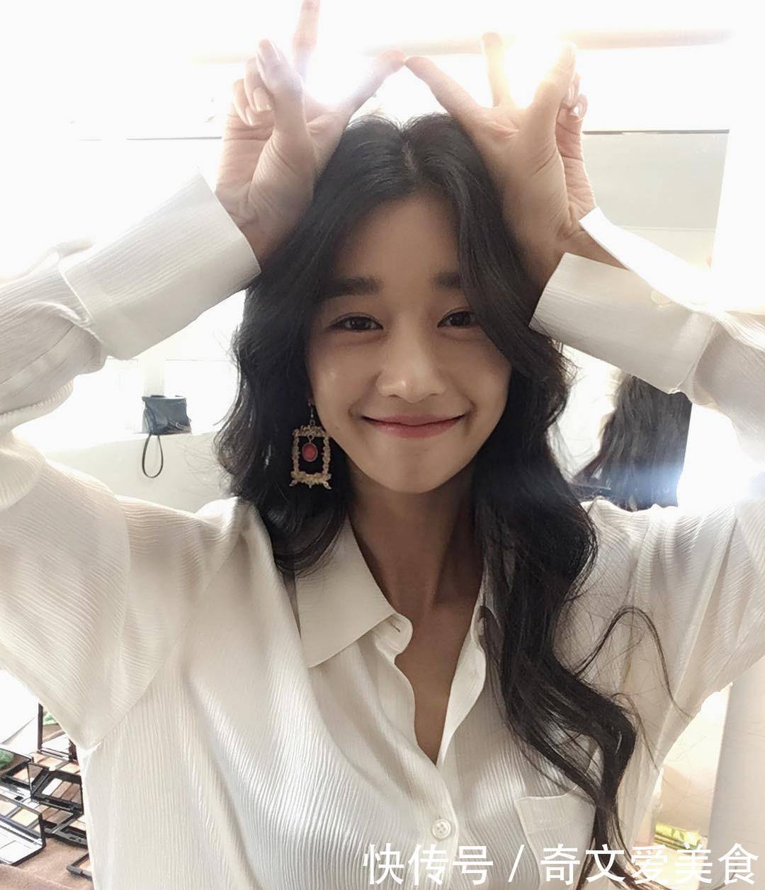 披肩|女人别再留披肩发了，很显老！今年流行这6款卷发，减龄显脸小