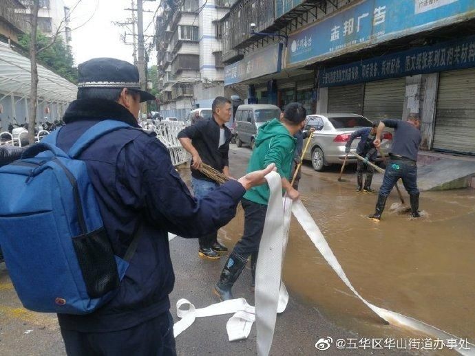 积水|鼓楼路地铁圆通站施工挖断中水管道 致附近小区积水30公分