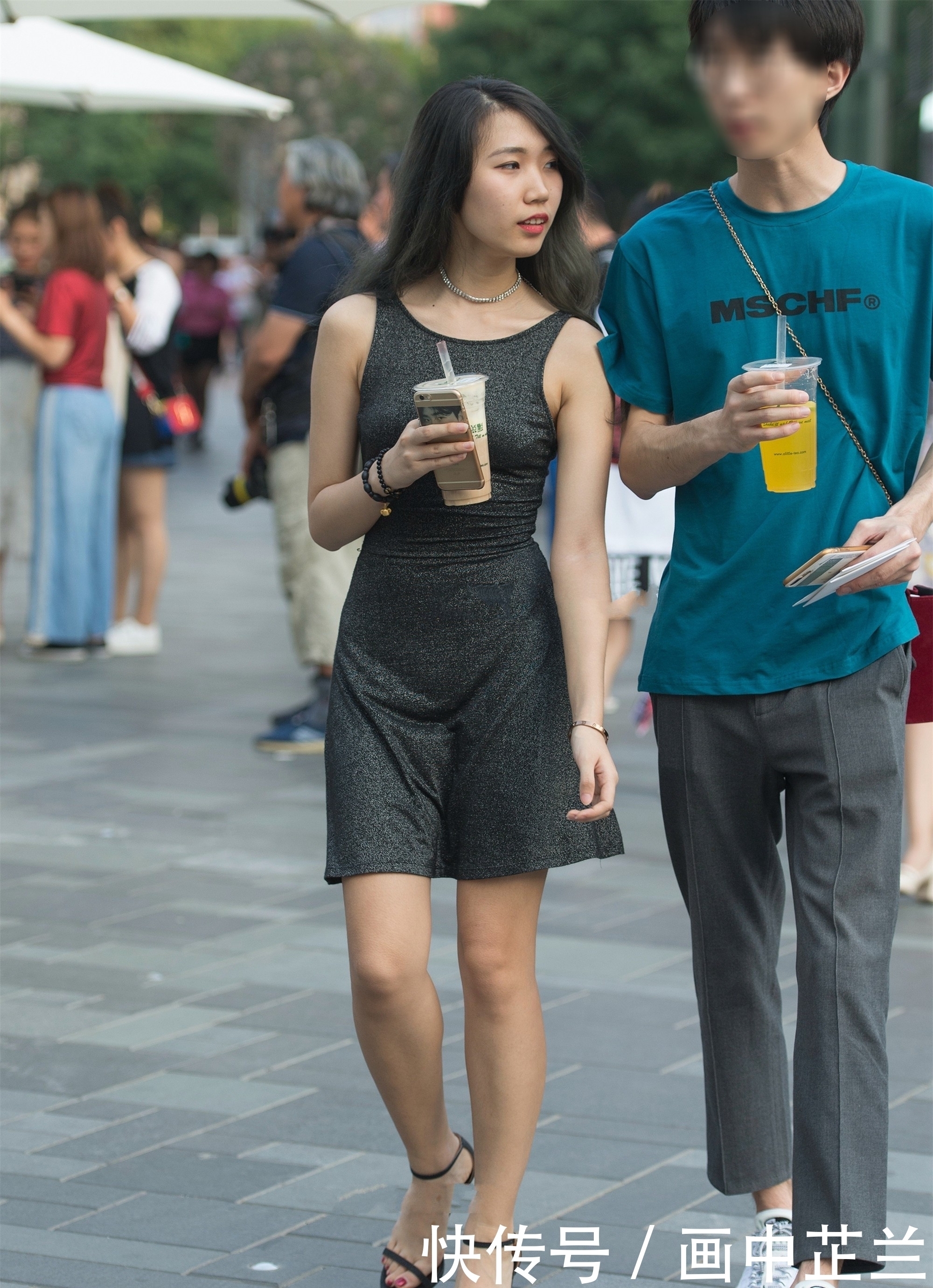 灰黑色连衣裙，展现女性魅力，时尚清爽