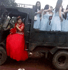 段子|搞笑GIF段子:这伴娘也太多了,这么大的车一车竟然坐不下!