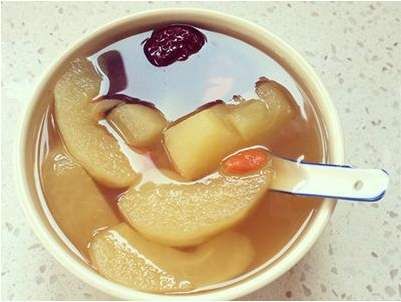 60岁老太太用苹果煮水喝，坚持了个把月，肌肤好到令人羡慕