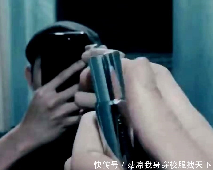 闪光灯$美术生把口红涂在镜子上,没想到打开闪光灯后,网友:真是厉害