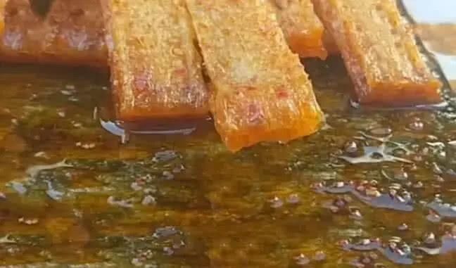 挤出|一包卫龙到底有多少“油”男子花8分钟挤出,网友这谁敢吃