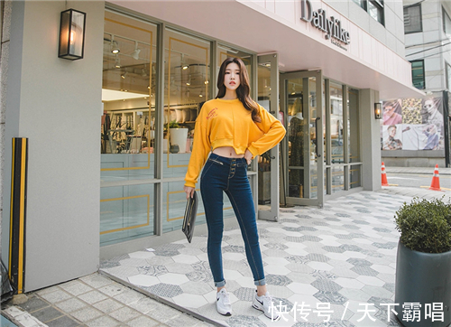 穿着 时尚活力的牛仔裤美女,身材更加纤细动人,展现青春随意的气息!