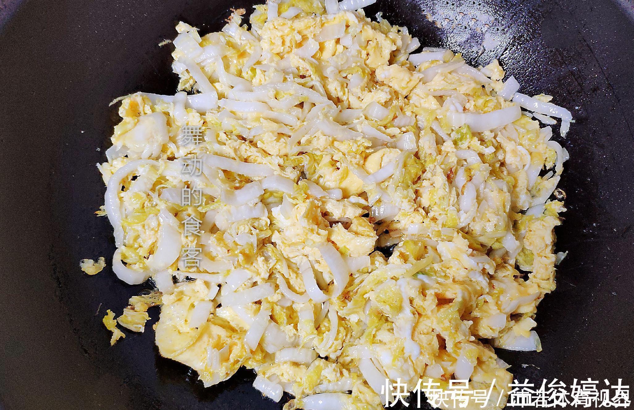 土鸡蛋|一家3口，4个鸡蛋，一棵白菜，媳妇儿子上桌就抢，还直呼饭煮少了