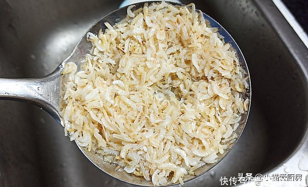小猫|用辣椒和虾皮一起制作成凉拌菜，做法简单，成菜香辣好吃下饭过瘾