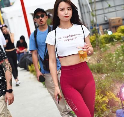 十分漂亮的打底裤美女,展现女神气质,网友真好看