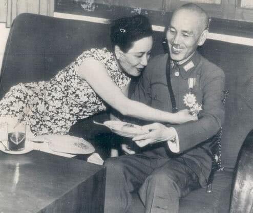 答应|蒋介石追了宋美龄5年,宋不为所动!但蒋说出这9个字后,宋立马答应嫁他!