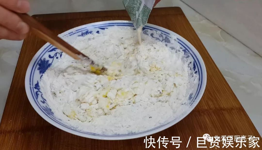 1斤面粉，4个鸡蛋，锅里炒一炒，教你做创意小零食，比麻花都好吃