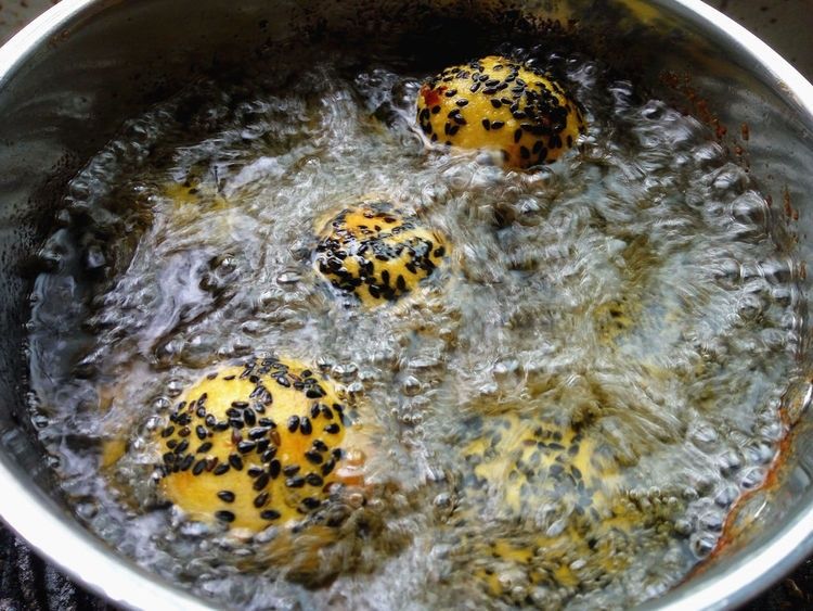 孩子很喜欢吃的南瓜芝麻球，外酥里糯的，大人孩子都喜欢