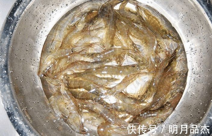 干掉|虾别再煮着吃了,我换种做法外酥里嫩,老公一口气干掉一盘,佩服