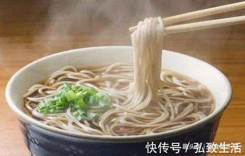 煮面条，最忌讳开水下锅，大厨透露出“秘诀”，面条劲道不结坨
