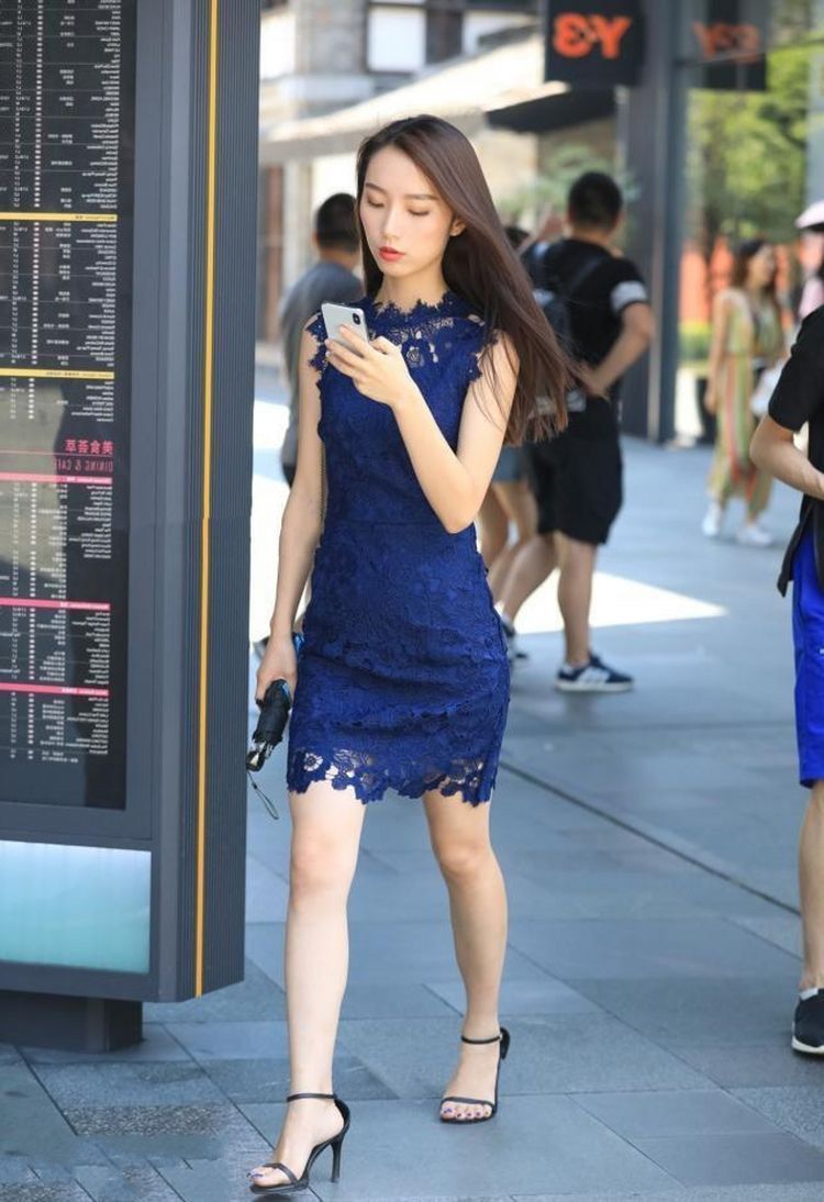 牛仔裤|街拍美女:时尚美妇一件简约的白色背心,搭配牛仔裤穿出了少女感